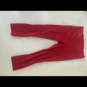 Red Lululemon cropped leggings